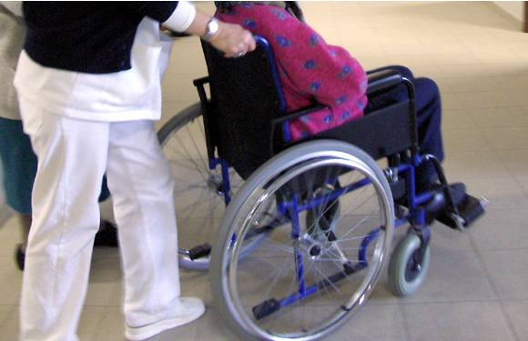 Assegno di cura per anziani non autosufficienti: domande entro il 31 marzo