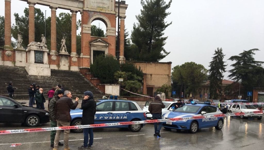 Macerata: sparatoria con 6 feriti in città. Cessato allarme. Arrestato il criminale
