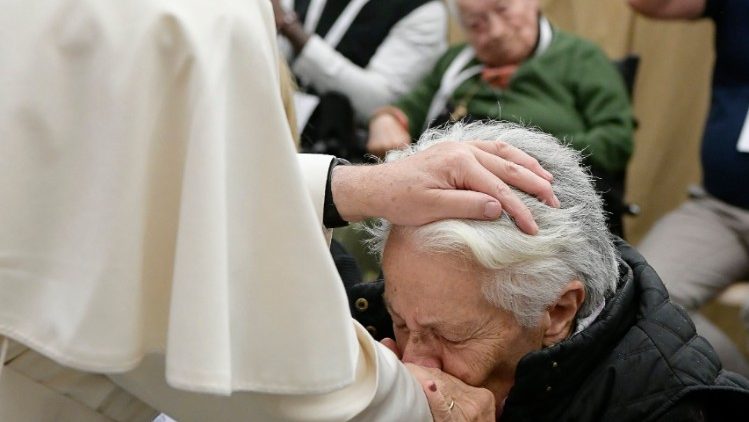 Papa Francesco: a sorpresa visita un’anziana signora che non si può muovere di casa