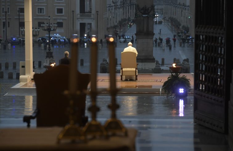 Papa Francesco nella Preghiera straordinaria in piazza San Pietro: «Benedici il mondo, non lasciarci in balia della tempesta»