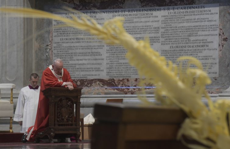 Papa Francesco alla Domenica delle Palme: “La vita non serve se non si serve”