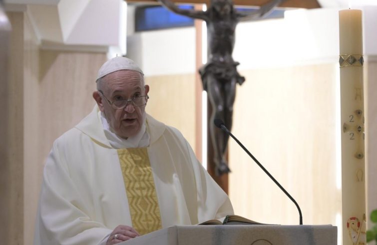 Papa Francesco: a Santa Marta, “preghiamo perché le difficoltà di questo tempo ci facciano scoprire la comunione tra noi”