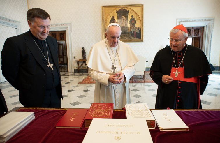 Nuovo Messale Cei: consegnata la prima copia a Papa Francesco
