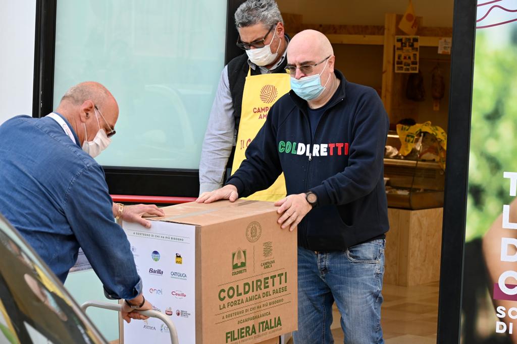 Coldiretti Macerata, pacchi della solidarietà consegnati al Banco Alimentare di Tolentino