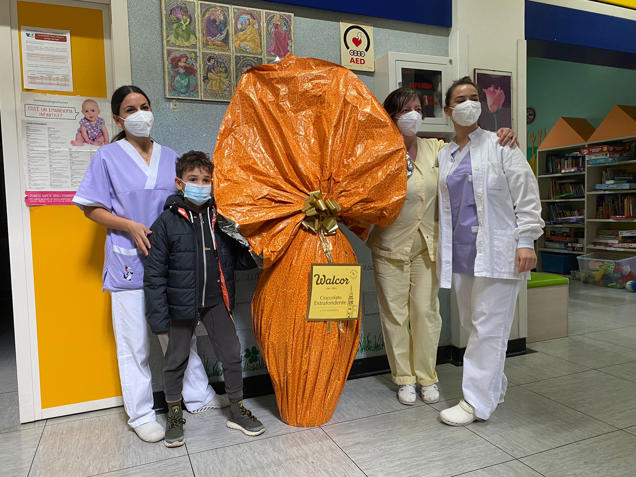 Sorpresa in Pediatria, un uovo gigante in dono ai bambini ricoverati a Macerata